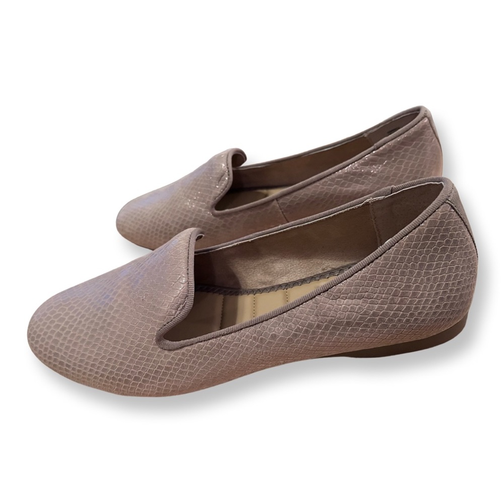 New in box, Kelly & Katie Size 9 Taupe Flats - Picture 2 of 8